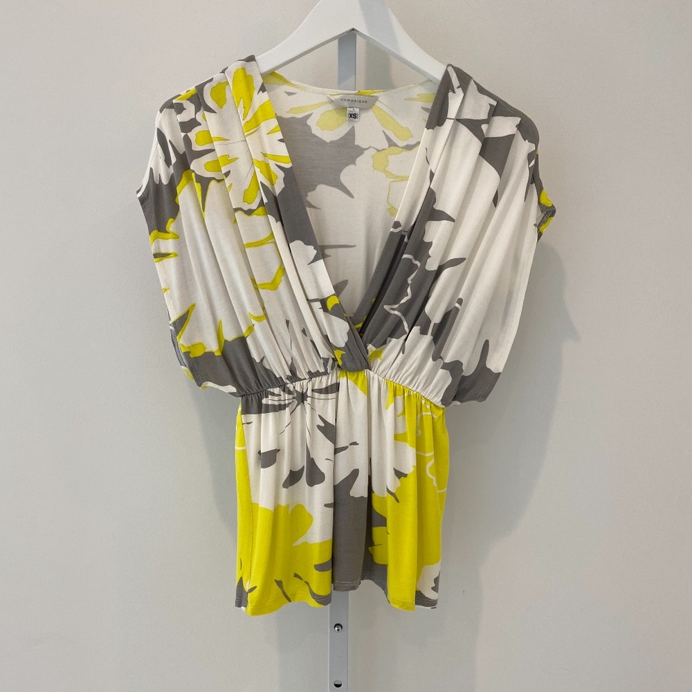 CAMPAIGNE YELLOW MULTI PRINT TOP SIZE XS NWOTS!